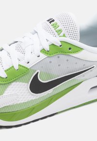 Nike Sportswear AIR MAX SOLO - Sneakers low - white/black/chlorophyll/smoke grey
