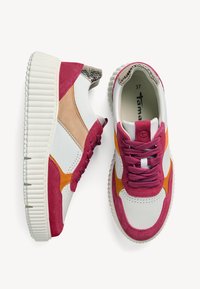 Baskets multicolores avec une base en cuir blanc, des accents en daim rose et orange, et une semelle en caoutchouc texturé. Système de laçage.