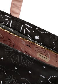 Pochette noire à motifs avec une fermeture éclair dorée. L'intérieur est en tissu rose clair avec des motifs floraux et paisley. Étiquette visible : "NALI."