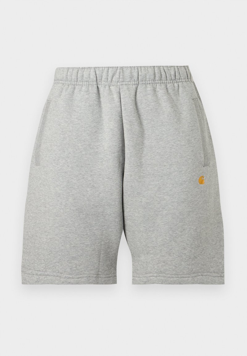 Hellgraue Shorts mit elastischem Bund, Seitentaschen und kleinem gelbem Logo am linken Bein, flach auf weißem Hintergrund dargestellt.