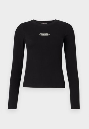 Svart langermet topp laget av ribbet materiale. Har rund halsutskjæring og en liten hvit logo på brystet. Sleek passform.