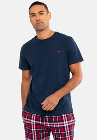 Navyblauwe katoenen T-shirt met een ronde hals en korte mouwen, voorzien van een klein rood vogellogo op de linkerborst.