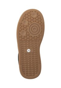 Suola nera di scarpa con fondo in gomma testurizzata, caratterizzata da motivi circolari e ondulati, e un'etichetta di dimensione contrassegnata "38".