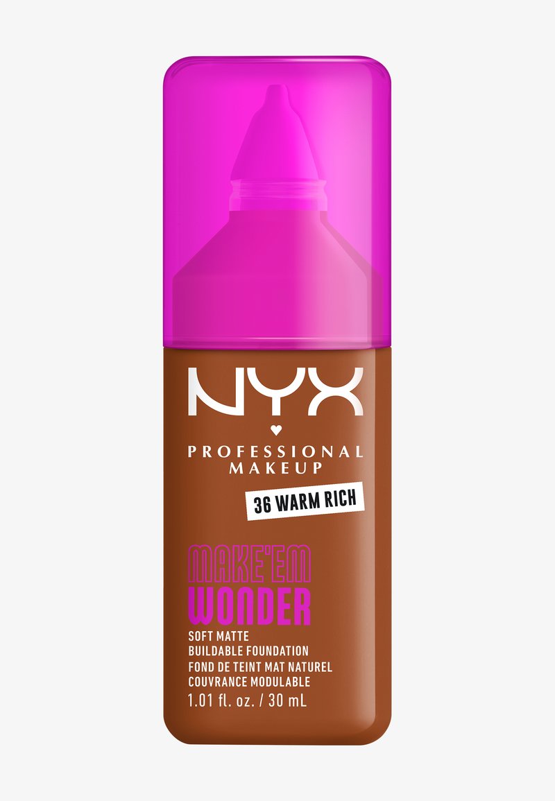 Flacon de fond de teint brun riche et chaud avec un capuchon rose. Porte le nom de la marque "NYX" et le nom du produit "MAKE'EM WONDER" en lettres vibrantes.