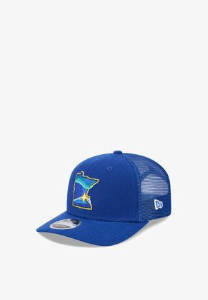 Blaues Netz-Trucker-Cap mit gebogenem Schirm und gesticktem Design der Umrisse des Bundesstaates Minnesota, einer Löffelente und einem Stern auf der vorderen Paneele.