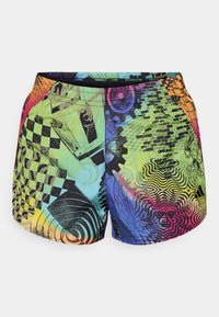 Bunte Shorts mit einer Mischung aus Mustern wie Schachbrett, Wirbel und abstrakten Designs in verschiedenen Grüntönen, Blau, Pink und Orange.