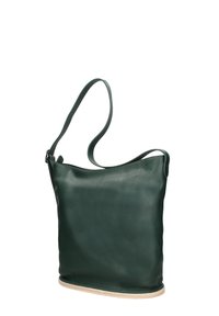 Borsa a tracolla in pelle verde con superficie testurizzata, corpo morbido e tracolla lunga e regolabile. Presenta una base di colore chiaro a contrasto.