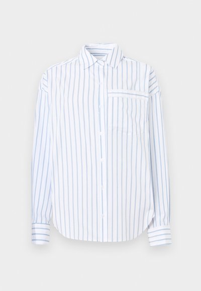 Λευκό πουκάμισο με μακριά μανίκια και κουμπιά, με ανοιχτό μπλε κάθετες ρίγες και μία τσέπη στο στήθος, σε απλό φόντο.