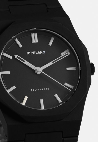 Μαύρο ρολόι από πολυκαρβονικό υλικό με οκταγωνική θήκη, ασημένιους δείκτες ώρας και χέρια. "D1 MILANO" και "POLYCARBON" εκτυπωμένα στο καντράν.