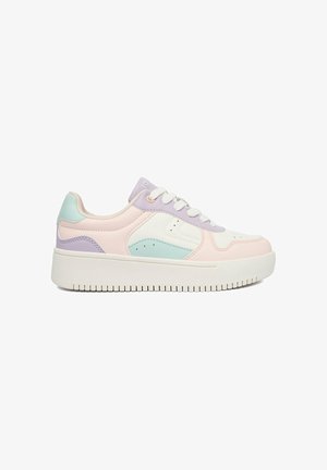 Zapatilla con plataforma baja y cordones, presentada en tonos pastel de rosa, morado, menta y blanco, sobre un fondo blanco.