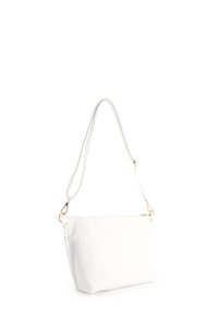 Weißer handgefertigter Handtasche mit rechteckiger Form, abnehmbarem Tragegurt und goldenen Hardware-Details. Glatter Reißverschluss entlang der oberen Kante.