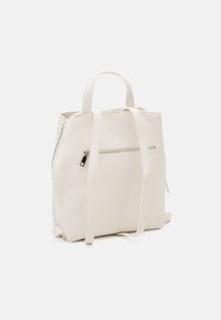 Mochila de imitación cuero blanca con dos asas en la parte superior, correas ajustables y bolsillo frontal con cremallera. Textura suave y forma rectangular.