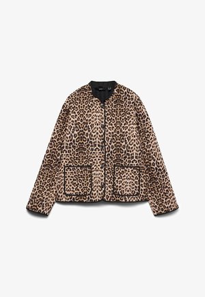 Jacke im Leopardenmuster mit Rundhalsausschnitt, schwarzem Besatz und zwei Fronttaschen. Der Stoff wirkt weich mit einer fellähnlichen Textur.