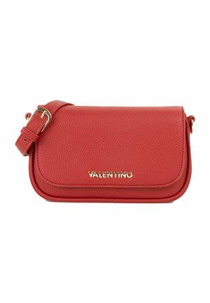 Sac bandoulière en cuir rouge à texture, avec une sangle ajustable et le logo "Valentino" doré sur le rabat avant.