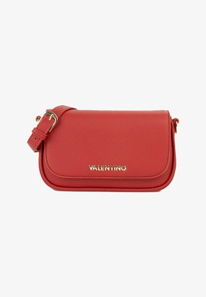 Sac bandoulière en cuir rouge à texture, avec une sangle ajustable et le logo "Valentino" doré sur le rabat avant.