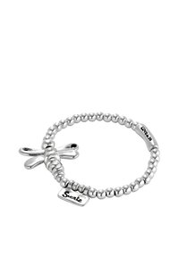 Bracelet en argent avec une bande perlée et un pendentif libellule. Plaque gravée avec le texte "Sweet". Texture lisse avec une finition polie.