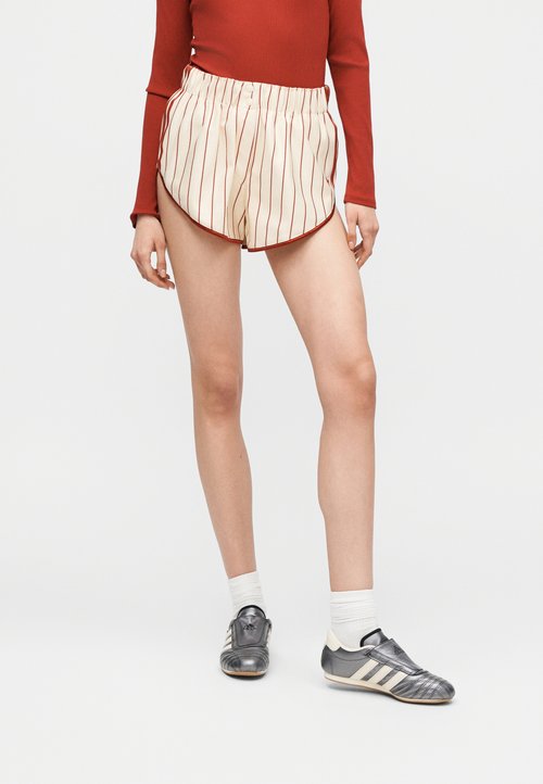 adidas PINSTRIPE - Shorts - warm vanilla/team victory red — photo 3