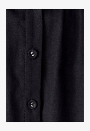 Tessuto nero con una fila di tre chiusure a bottoni, texture liscia e una leggera lucentezza sui bottoni per i dettagli.