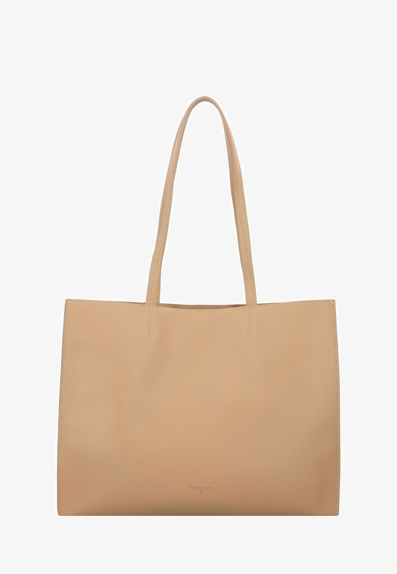 Tan leren tote bag met twee dunne schouderbanden, rechthoekige vorm, gladde textuur en minimalistisch ontwerp. Geen zichtbare hardware of patronen.
