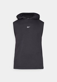 Sudadera sin mangas negra con capucha y pequeño logo blanco de Reebok centrado en el pecho, sobre un fondo blanco.