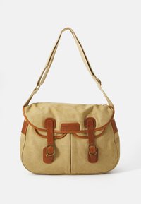 Beige canvas schoudertas met bruine leren accenten, afgeronde klep, twee voorkliksluitingen en een verstelbare schouderband.
