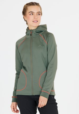 Kapuzensweatjacke in Olivgrün mit kontrastierenden orangen Nähten, zwei Fronttaschen und einer glatten, dehnbaren Textur.