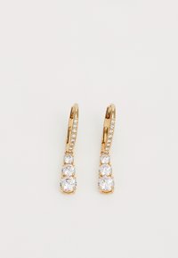 Zlaté kruhové náušnice so tromi kulatými čírymi kryštálmi a akcentom podobným diamantu na zapínaní, ktorý sa pýši elegantným, lešteným povrchom.