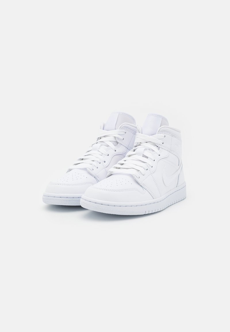 Witte hoge sneakers van soepel leer, met geperforeerde neus, platte veters, een gevoerd kraagje en een rubberen zool met een gestructureerde grip.