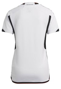 Camiseta deportiva blanca con acentos laterales negros y un cuello rojo, hecha de tela texturizada. "DEUTSCHLAND" impreso en la parte de atrás.