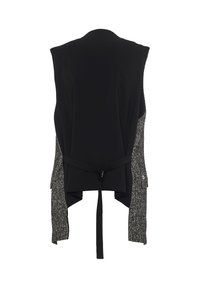 Haut sans manches noir avec un tissu gris texturé sur les côtés, comportant un lien à la taille et un ourlet asymétrique.