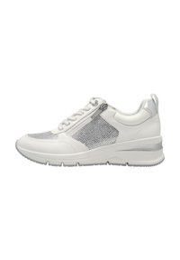 Sneaker bianco con accenti argentati, lati in rete e una cerniera. Presenta una suola spessa e testurizzata e materiali a contrasto per la traspirabilità.