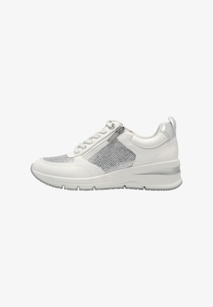 Sneaker bianco con accenti argentati, lati in rete e una cerniera. Presenta una suola spessa e testurizzata e materiali a contrasto per la traspirabilità.