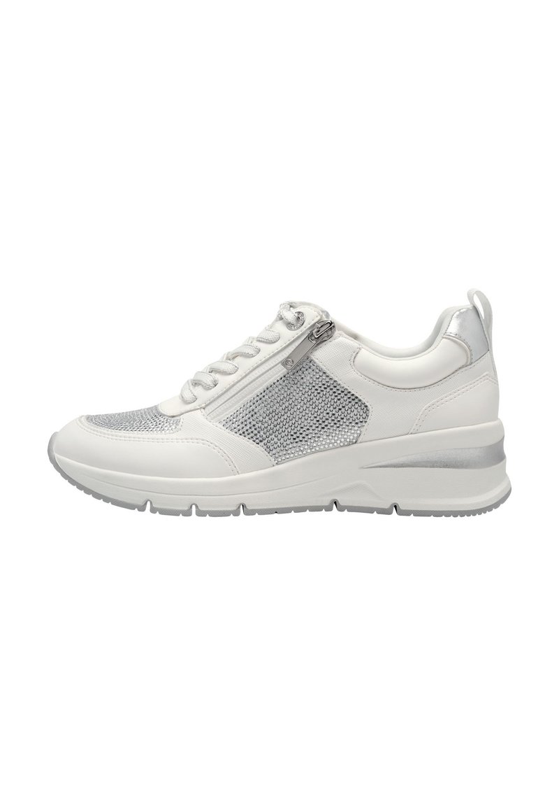 Sneaker bianco con accenti argentati, lati in rete e una cerniera. Presenta una suola spessa e testurizzata e materiali a contrasto per la traspirabilità.