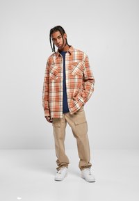 Urban Classics Shirt - softseagrass red