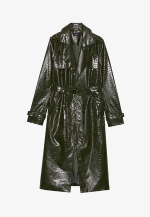 Long manteau en simili cuir vert avec une texture crocodile, taille ceinturée, grands revers et manches retroussables. Design élégant avec une finition brillante.