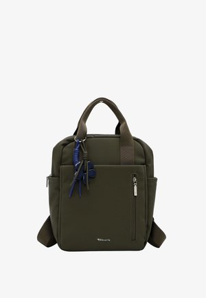 Zaino quadrato verde oliva con manici superiori, tasca frontale con zip, tasche laterali e un portachiavi a forma di fiore blu.