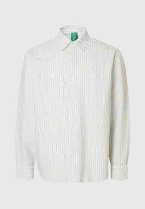 Wit overhemd met lichte grijze verticale strepen, lange mouwen, een enkele borstzak en een klassieke kraag.