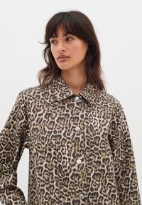 Leopardmönstrad jacka i bomullsblandning, med knäppning fram, spetsig krage och långa ärmar med avslappnad passform.
