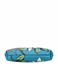 Blauwe tas met bloemenpatroon en een gladde textuur. Bevat een ontwerp van witte bloemen en groene bladeren. Compact rechthoekige vorm.