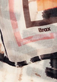 Leichter, halb transparenter Schal mit beiger Basis. Verfügt über abstrakte Muster in Rosa, Braun und Schwarz. Mit "Brax" in dunklen Buchstaben versehen.