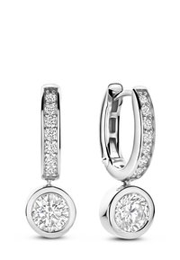 Silberne Creolen mit Reihen von kleinen Diamanten entlang der Kreise und einem größeren runden Diamanten, der von jeder Creole hängt.