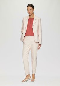 s.Oliver BLACK LABEL AM AUSSCHNITT - Bluse - preiselbeere