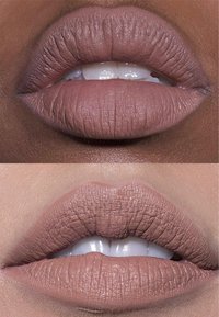 Dos pares de labios mostrando un lápiz labial nude mate. Los labios de arriba tienen un tono de piel más oscuro, mientras que los de abajo presentan un tono más claro.