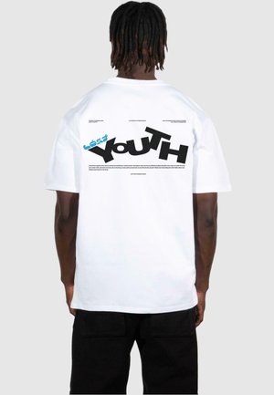Hvit bomull t-skjorte med dristig svart og blå tekst på ryggen som leser "loss YOUTH" med forskjellige linjer med mindre tekst rundt.
