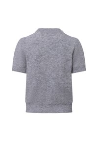Szary sweter z krótkim rękawem, z żebrowanym kołnierzykiem i dołem, z charakterystycznym wzorem splotu. Prosty, czysty design bez dodatkowych detali.
