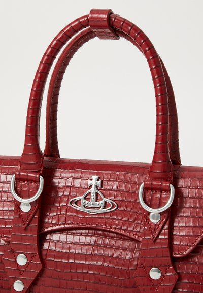 Borsa in pelle con texture a coccodrillo rossa, dotata di manici arrotondati e dettagli in metallo argentato, con un particolare logo sul davanti.