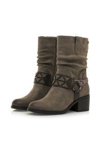 Bottines en suède gris avec un design froncé, ornées d'une bande à motif géométrique et d'un petit talon bloc. Fermeture éclair sur le côté.