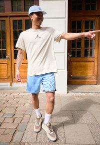 Jordan JUMPMAN SHORT SLEEVE CREW - T-skjorte til trening - legend light brown/black