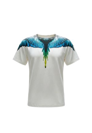 Witte T-shirt met korte mouwen met een gedetailleerd blauwgroen vogelvleugelontwerp dat zich uitstrekt vanaf de halslijn over de schouders en de borst.
