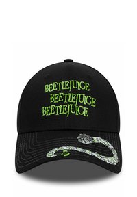 Gorra de béisbol negra con el texto "Beetlejuice" bordado en verde y un diseño de serpiente en la visera, con acentos cosidos en el borde.
